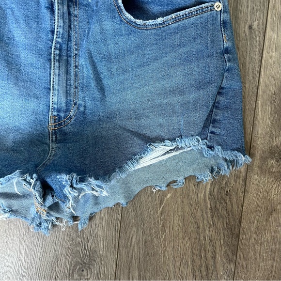 Zara Jean Shorts Light Wash Distressed Bottom Ripped Look Size 8 - Picture 5 of 5